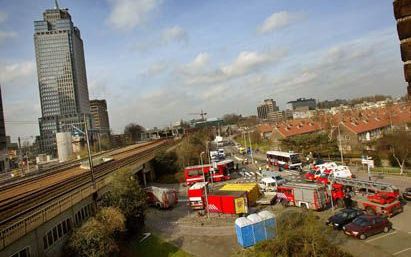 AMSTERDAM - Overzicht van de hulpdiensten bij de Rembrandttoren. Er kwam maandagmiddag een eind aan de gijzelingsactie toen de gijzelnemer zichzelf van het leven beroofde. - Foto ANP