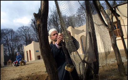 HEILIG LAND-STICHTING - Een â€˜Arabier’ uit het vissersdorp Tell Arab inspecteert de netten. Woensdag opende het Bijbels Openluchtmuseum in Heilig Land-stichting bij Nijmegen, ondanks alle bestuurlijke onrust, haar poorten weer. - Foto Erikvan’t Hullenaar