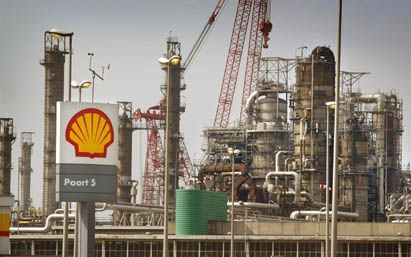 ROTTERDAM - De olieprijzen zijn door de spanningen in het Midden-Oosten aanzienlijk gestegen. Op de foto de Shell-raffinaderij in Europoort. - Foto ANP