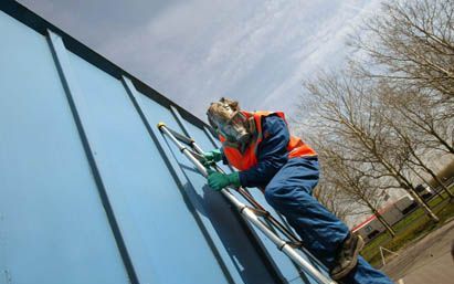 DELFT - Op vier locaties in Zuid-Holland en Zeeland hield de VROM-inspectie dinsdag grootschalige transportcontroles, waaronder op de A13 tussen Delft en Rotterdam. Bij elkaar werden 226 transporten bekeken, 39 bestuurders kregen een proces-verbaal. De in