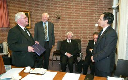 SLIEDRECHT - Ds. L. Blok (l.), tweede voorzitter van de stichting Spaanse Evangelische Zending, overhandigde zaterdag op de jaarvergadering van de SEZ een boek aan ds. JosÃ© LÃ³pez (r.) uit Spanje. Wegens het bereiken van de pensioengerechtigde leeftijd n