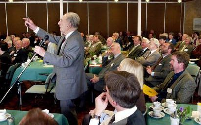 NIJKERK - Een bezoeker van de jaarvergadering van de Confessionele Vereniging stelt een vraag aan dr. A. Mosterd. Het CDA-kamerlid hield dinsdag een lezing over ”Geloven is keuzes maken, ook in de politiek". <br> Foto RD, Sjaak Verboom