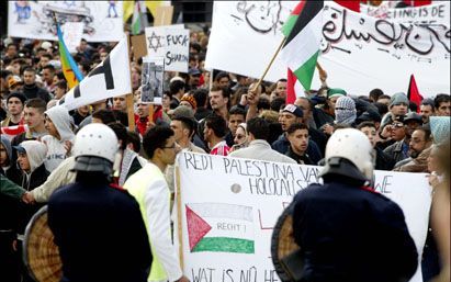 „Een Joodse organisatie die meeloopt met horden die op deze manier hun protest tegen IsraÃ«l uiten, laadt een heel ernstige verdenking op zich.” Foto: de ME tegenover de anti-IsraÃ«l-demonstranten op zaterdag 20 april op de Dam in Amsterdam. - Foto ANP