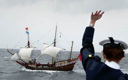 ROTTERDAM - De Duyfken, een replica van een oud VOC-schip, is van AustraliÃ« naar Nederland gevaren. Zondag komt het schip bij Texel aan. Opvarenden van het marineschip Hr. Ms. Jacob van Heemskerck groeten de Duyfken. - Foto RD,AntonDommerholt