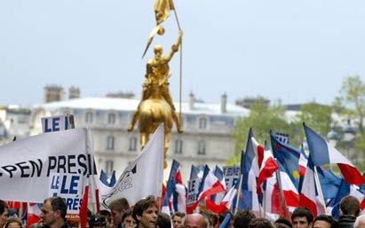 PARIJS - Sympathisanten en tegenstanders van de Franse extreem rechtse presidentskandidaat Le Pen demonstreerden woensdag bij het standbeeld van Jeanne d’Arc bij het Louvre in Parijs. - Foto EPA