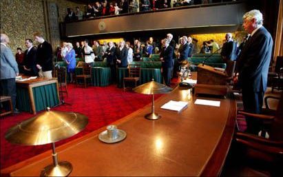 DEN HAAG - De Eerste Kamer en premier Kok herdachten dinsdag de vermoorde Pim Fortuyn. Senaatsvoorzitter Braks en de minister-president hielden beiden een toespraak, waarna de aanwezigen twee minuten stilte in acht namen. - Foto ANP