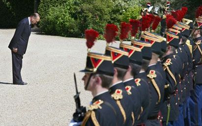 PARIJS - De Franse president Jacques Chirac buigt voor zijn Republikeinse Garde. Hij werd donderdag in de tuin van het Elysee-paleis opnieuw ingehuldigd als president. Chirac begint aan een tweede termijn, die nu voor het eerst slechts vijf in plaats van 