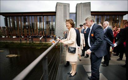 Prinses Margriet onthult samen met directeur Frankenhuis een bordje ter gelegenheid van de viering van 150 jaar Koninklijk Artis. - Foto’s ANP