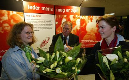 GOUDA - De NPV huldigde woensdag tijdens de jaarlijkse algemene ledenvergadering het 75.000e lid, Marjanne Altena uit Genemuiden. De bloemen en een boekenlegger met daarop het Hebreeuwse woord ”chai”, dat ”leven” betekent, werden overhandigd aan haar zus 