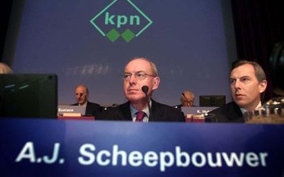 AMSTERDAM â€“ KPN vroeg de aandeelhouders gisteren tijdens een speciale vergadering om toestemming voor een aandelenemissie. Tijdens die bijeenkomst ontstond grote commotie nadat topman A. Scheepbouwer koersgevoelige informatie had gegeven. - Foto ANP