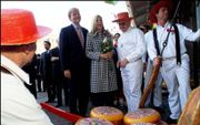 ALKMAAR â€“ Prins Willem-Alexander en Máxima brachten gisteren een kennismakingsbezoek aan Noord-Holland. Het verloofde paar nam ook een kijkje op de kaasmarkt in Alkmaar. - Foto ANP