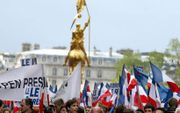 PARIJS - Sympathisanten en tegenstanders van de Franse extreem rechtse presidentskandidaat Le Pen demonstreerden woensdag bij het standbeeld van Jeanne d’Arc bij het Louvre in Parijs. - Foto EPA