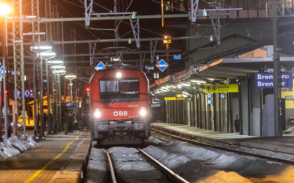 Een van de tegengehouden treinen bij de Brennerpas. beeld EPA