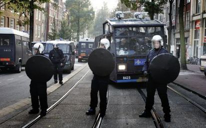 AMSTERDAM â€“ In Amsterdam is zaterdag een kraakpand aan de Nieuwezijds Voorburgwal ontruimd. Een aantal krakers hadden zich in het pand verschanst. In totaal zijn veertien personen aangehouden. De ontruiming begon om 16.00 uur en twee uur later waren all