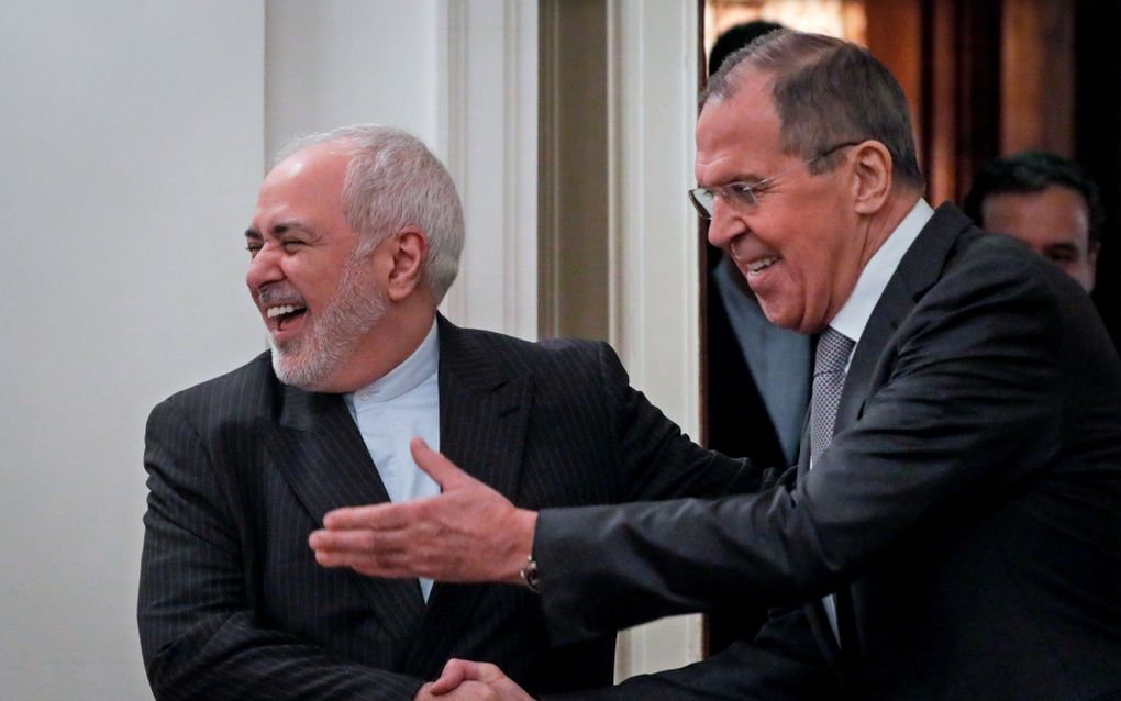 De Russische minister van Buitenlandse Zaken, Sergei Lavrov (r.) en zijn Iraanse collega Mohammed Javad Zarif. beeld EPA