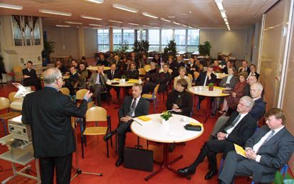 EDE - Dr. J. Poortman, voormalig directeur binnen de gezondheidszorg, was zaterdag een van de lectors op een studiedag over ”De pastor in zorginstellingen”. - Foto Herman(Stover