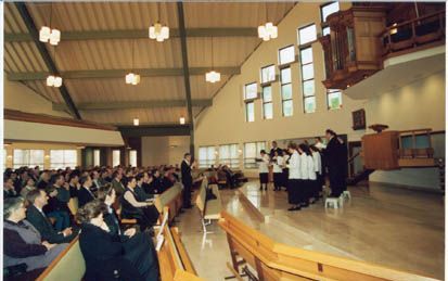 AMERSFOORT - Tijdens het muzikaal symposium ”Zingen op zondag” in de Amersfoortse Elimkerk zong het kamerkoor Chantez Ã Dieu uit Tholen zaterdag psalmbewerkingen in diverse stijlen. Het koor staat onder leiding van Paul Heijboer. VOGG-voorzitter Jan Wisse