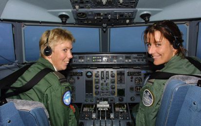 LEEUWARDEN â€“ Piloot Irene Oomen (l.) in de cockpit van de Fokker 60. „Bij elke vlucht voel ik me bevoorrecht dat ik voorin mag zitten, dat het me gelukt is dit te bereiken.” - Foto RD, Anton Dommerholt