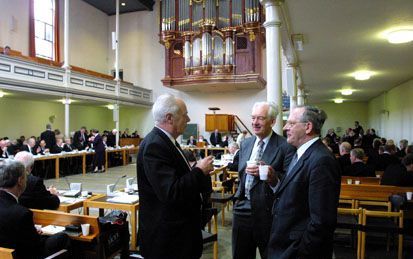 UTRECHT - In Utrecht kwam woensdag en donderdag de generale synode van de Gereformeerde Gemeenten bijeen. De synodeleden spraken onder meer over „de schriftuurlijke eis van de eenheid van de ware Kerk des Heeren.” De vergadering stelde vast dat om goed aa