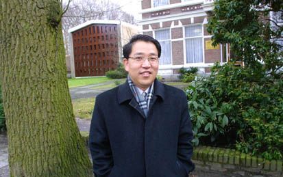 APELDOORN - De Koreaan Samuel Lee promoveerde dinsdagmiddag aan de Theologische Universiteit in Apeldoorn op de begrippen genade en kracht in de pinkstertheologie. „De genade wordt ervaren in het leven van de christen, maar die ervaring heeft haar plaats 