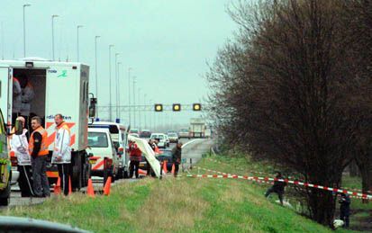 WOERDEN - De politie heeft vrijdagmorgen twee dode mannen aangetroffen naast de A12 tussen Nieuwerbrug en Woerden. Medewerkers van de plantsoenendienst zagen de lijken in de berm liggen en waarschuwden de politie. Het rechercheteam van twintig man heeft d