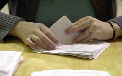 DUBLIN - Het tellen van de stemmen die woensdag werden uitgebracht tijdens het Ierse referendum over abortus. De Ieren verwierpen het regeringsvoorstel. - Foto EPA