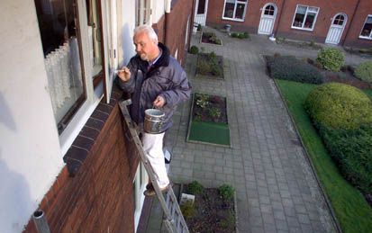 KAMPEN - „Het staan op een ladder is al gauw vermoeiend, je krijgt pijn in de knieÃ«n en last van je rug, omdat je nogal eens achterover moet hangen.” Schilder Kok heeft heel wat ervaring in het werken op ladders. „Ladders moeten zo nu en dan goed geÃ¯nsp