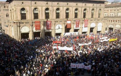 BOLOGNA - Duizenden Italianen gingen woensdag in Bologna de straat op uit protest tegen de moord op regeringsadviseur Biagi en tegen terrorisme in het algemeen. Biagi werd dinsdag in Bologna doodgeschoten. Vermoed wordt dat de Rode Brigades de daad op hun