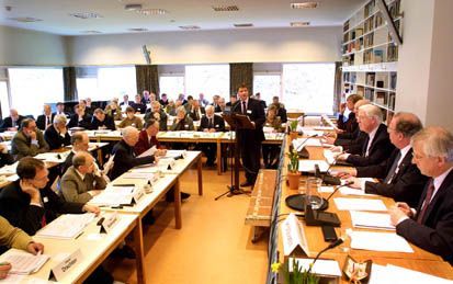 DOORN - Diverse synodeleden stelden vrijdag tijdens de hervormde synode vragen over het unievoorstel dat de Gereformeerde Bond en de Confessionele Vereniging eind januari hebben gepresenteerd. - Foto Herman StÃ¶ver