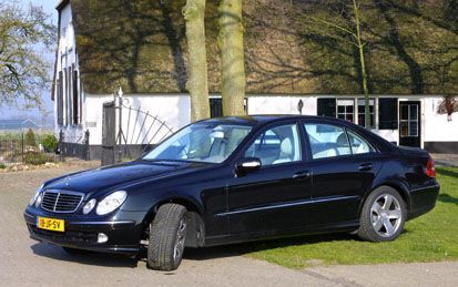 De nieuwe E-klasse van Mercedes is weer op en top een Benz, zowel in kwaliteit als in prijs. De auto past weer helemaal in het modellenprogramma: de lijnen van kleine en grotere broers zijn duidelijk herkenbaar. - Foto’s RD, Anton Dommerholt