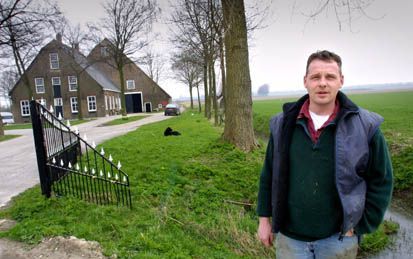 RHOON - Boer Arie Barendregt uit Rhoon voor zijn monumentale boerderij. Het land van Barendregt wordt teruggegeven aan de natuur als compensatie voor de aanleg van de tweede Maasvlakte. - Foto RD, Anton Dommerholt