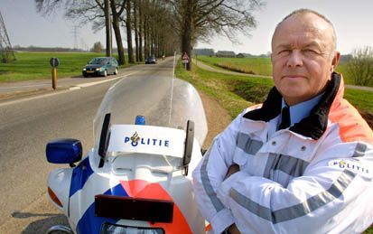 LOCHEM - Verkeersspecialist Eggink van de Veluwse politie: „Jongeren kunnen afstanden vaak nog niet goed inschatten en remmen dan te laat.” - Foto RD, Anton Dommerholt