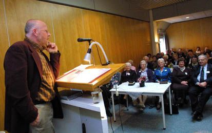 HOEVELAKEN - „Een incestdader zal zich altijd verdedigen. De boodschap die hij uitzendt, is: Dominee, blijf uit mijn buurt.” Dr. J. C. Borst uit Welsum verzorgde woensdag op de bijeenkomst van hervormd- gereformeerde emeriti predikanten en predikantsweduw