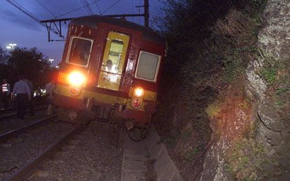 CHERATTE (BelgiÃ«) - Net over de grens bij Maastricht is dinsdagavond een Nederlandse trein ontspoord. Er lag een steen op de rails. De trein schuurde langs een rotswand. Er vielen geen gewonden. Het treinverkeer werd enkele uren stilgelegd. - Foto ANP