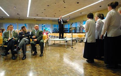 AMERSFOORT - Stichting Kom Over en Help (KOEH) belegde maandagavond in Amersfoort een landelijke bijeenkomst met twee voorgangers uit OekraÃ¯ne. Links (zittend) evangelist Yuri Shargorosky en rechts ds. Iwan Boychenko. In het midden de tolk drs. Arie Pell