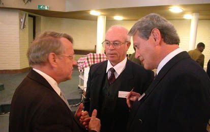 ZUIDHORN - Twee afgevaardigden van de Zuid-Afrikaanse Dopperkerk, prof. dr. A. le Roux de Plooy (m.) en dr. C. J. Smit (r.), bezochten zaterdag de synode van de Gereformeerde Kerken vrijgemaakt in Zuidhorn. Preses ds. P. Groenenberg sprak met hen. De syno