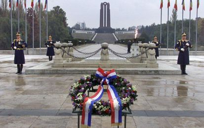 BOEKAREST â€“ Een krans ligt klaar bij het graf van de onbekende soldaat in Boekarest. Koningin Beatrix legde de krans dinsdag, op de eerste dag van haar driedaags staatsbezoek aan RoemeniÃ«. - Foto ANP