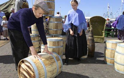 SCHEVENINGEN - Vlaggetjesdag in Scheveningen, de officiÃ«le opening van het haringseizoen, trok zaterdag zo’n 225.000 bezoekers. Dat zijn er veel meer dan de organisatie had verwacht. In voorgaande jaren werd het evenement door hooguit 150.000 mensen bezo