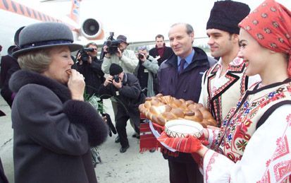 TIMISOARA â€“ Koningin Beatrix werd donderdag op het vliegveld van Timisoara begroet met een traditionele brood- en zoutceremonie op de derde dag van het staatsbezoek aan RoemeniÃ«. - Foto ANP