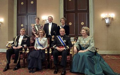 AMSTERDAM - De Spaanse koning Juan Carlos legde gistermiddag in aanwezigheid van zijn echtgenote koningin SofÂ¡a, premier Kok en burgemeester Cohen een krans bij het Nationaal Monument op de Dam in Amsterdam. - Foto ANP