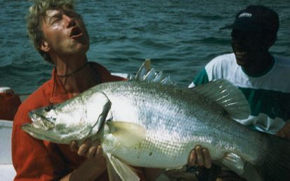 LAKE NASSER - De markt voor exotische visreizen is zeer gewillig. Op de foto een recente vangst van nijlbaars op Lake Nasser in Egypte. „Een kilootje of twintig schat ik ’m. Zo’n vangst geeft een behoorlijk euforisch gevoel, dat zie je.” - Foto P(&amp;(SV