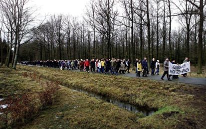 WESTERBORK - Nabij voormalig kamp Westerbork is woensdag door de AppÃ¨lgroep Westerbork een stille tocht gehouden onder het motto ”Mensenrechten kennen geen grenzen”. - Foto ANP