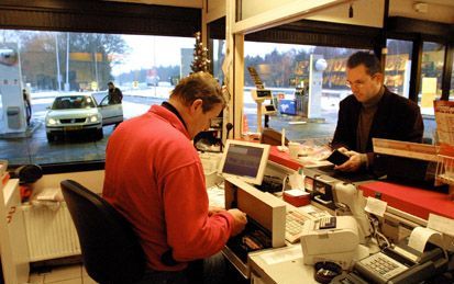 HOLTEN - Consumenten togen dinsdag en woensdag massaal naar tankstations om euro’s in te slaan. - Foto RD, Anton Dommerholt