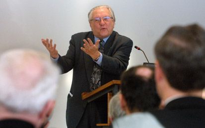 DOORN - Prof. dr. B. Goudzwaard hield donderdag een causerie over ”De economie van het genoeg” tijdens de eerste dag van de predikantenconferentie van de Gereformeerde Bond. - Foto RD,(Anton(Dommerholt