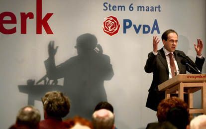 ARNHEM - PvdA-leider Melkert tijdens zijn verkiezingsspeech bij de start van de verkiezingscampagne voor de gemeenteraadsverkiezingen, zaterdagmiddag in Arnhem. Hij bepleitte onder meer de invoering van misdaadkaarten voor woonwijken. - Foto ANP