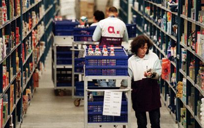 ROTTERDAM - Werknemers van Albert Heijn deden gisteren in een distributiecentrum in Rotterdam alvast boodschappen. Vanaf maandag begint de nieuwe dagelijkse bezorgservice van AH in Nederland. - Foto ANP