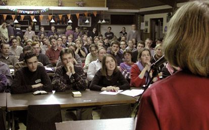 BRUINISSE - Studenten luisteren naar prof. dr. Elaine Storkey uit Londen, die woensdagavond een lezing hield op de winterconferentie van de CSFR in Bruinisse. - Foto Pieter(Honhoff