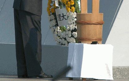 HIROSHIMA - De Japanse minister-president Junichiro Koizumi legt in Hiroshima bloemen neer bij een herdenkingsmonument voor de slachtoffers van de atoombom die samen met de bom op Nagasaki, 58 jaar geleden een einde maakte aan de Tweede Wereldoorlog in he