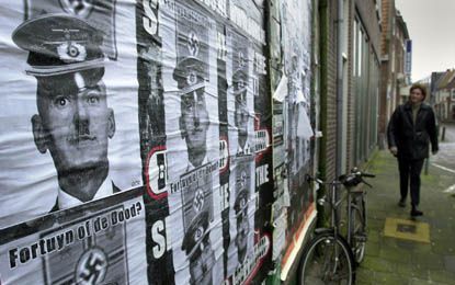 ALKMAAR - Pim Fortuyn wordt op posters in de Breedstraat in Alkmaar afgebeeld als Hitler. Onder aan de poster staan de letters GCR vermeld. Wie de posters heeft opgehangen is niet bekend. De toekomstige eigenaar van het pand heeft de posters inmiddels lat