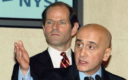 NEW YORK - Voorzitter van de beurs van New York Richard Grasso (r.) en officier van justitie Eliot Spitzer vrijdag tijdens een persconferentie waarin ze een akkoord toelichtten over de werkwijze van investeringsbanken. - Foto EPA